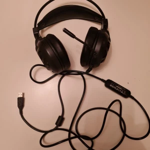 Gaming Headset Marvo Scorpion HG9018 - Säljer ett gaming headset av märket Marvo Scorpion, modell HG9018. Perfekt för gaming eller för att lyssna på musik med hög kvalitet. Bekväma öronkåpor och smidig volymkontroll på sladden. Nypris 445kr. Längd på sladd: ca 230cm.