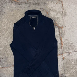 Halv zip - Säljer en halv zip blå tröja som tar mass plats och inte används mer. Är som ny med inga hål inga problem. Storlek S. Postar på samma dag och säljer billigt. 