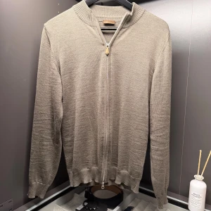 Stenströms fullzip  - Väldigt snygg och skön Stenströms fullzip. Gjord i det italienska lyxvarurmärket Zegnas egna merinoull (se bild) Mycket bra skick och den är som ny. Dragkedjan är även den väldigt lyxig och gjord i mocka. Färgen skulle jag säga är mörkgrön/khaki Frågor? Kontakta mig ✅Allt gott, Noah
