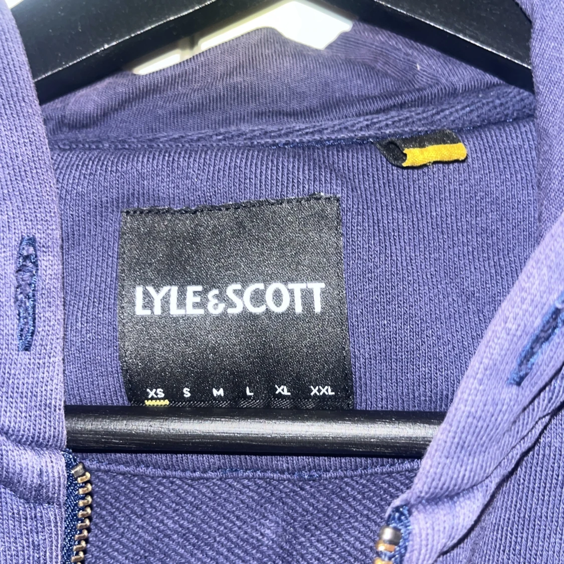 Mörkblå hoodie från Lyle & Scott - 1