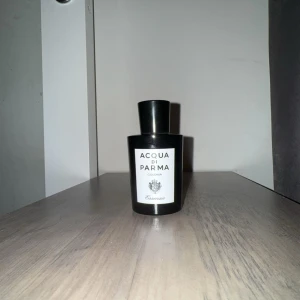 Acqua di Parma Colonia Essenza 100ml - Säljer för 1 399 kr. Helt ny och endast öppnad för att dofta – inte min typ av doft, därför säljer jag den. Kan skickas i originalbox. Nypris: 1 975 kr för 100 ml.