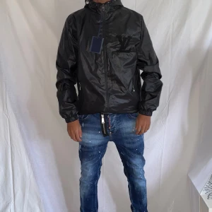 L.V vindjacka strl M svart  - Helt ny. Fin replika med grym kvalitét. Modellen är 175cm lång, bär storlek Medium på bilden. Pris: 1399kr. Först till kvarn 