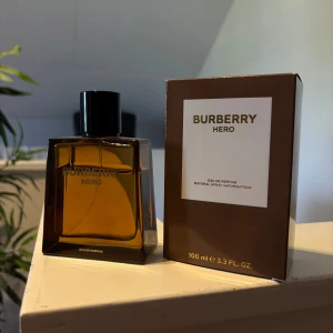 Burberry Hero Eau de Parfum - Burberry Hero Eau de Parfum, 100 ml. Vet inte riktigt hur mycket som är kvar därav pris: SE BILD!