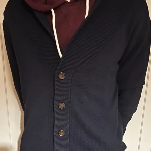 RYVLS cardigan - Säljer en cardigan från KidsBrandStores märke RYVLS. Storleken är 170/176 men är stor i storleken och passar M. Den är knappt använd och därför i mycket bra skick. Modellen på första bilden är ca 180. Bredd: 53 cm. Längd: ca 67 cm. Armlängd: ca 65 cm. Hör av dig vid funderingar! Mvh Carl