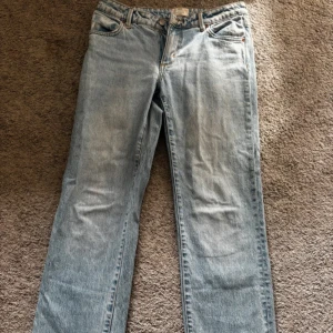 Lågmidjade jeans  - köpte dessa från carlings i butik förra året och knappt använt de. Jag säljer de för att modellen passar inte mig. Jeansen är low straight.  Vill ni ha bilder på hur de sitter på så skriv gärna det till mig! Nypris: 1100kr. Det är storlek 26 som brukar motsvara 34/xs men jag hade sagt att de definitivt är 36/s