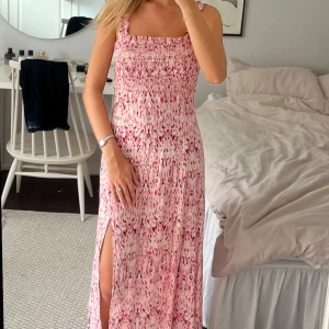 Rosa långklänning med slits - Supersöt rosa långklänning