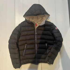 Colmar jacka - Säljer denna colmar dunjackan, den är i jättefint skick och har inga större defekter, krokhängaren har gått av men går enkelt att laga och så finns det en liten fläck längst ut på baksidan av vänstra ärmen. Den är in mot kroppen så inget som kommer synas. Storlek 44 vilket motsvarar xs eller s