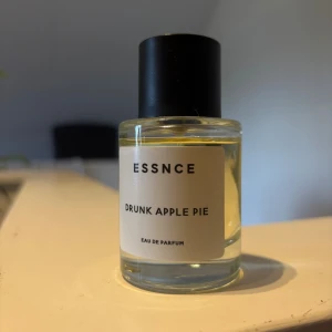 ESSNCE Drunk Apple Pie - Säljer denna knapp använda Drunk Apple Pie från ESSNCE kan nog räkna på 1 hand hur många sprays jag gjort den är på 50ml