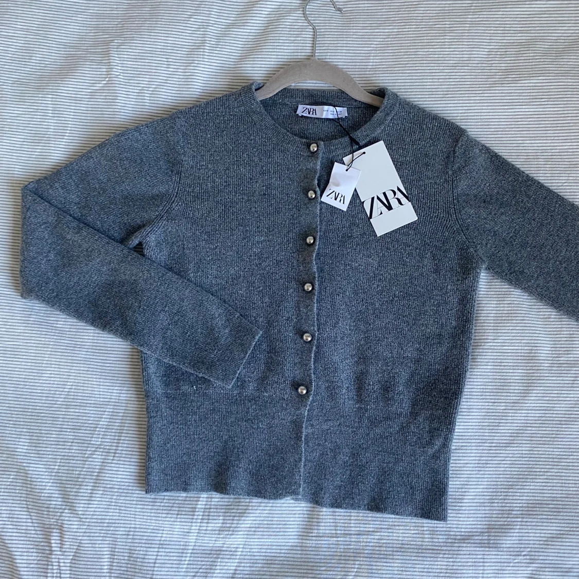 Grå kofta från Zara med pärlknappar - 2