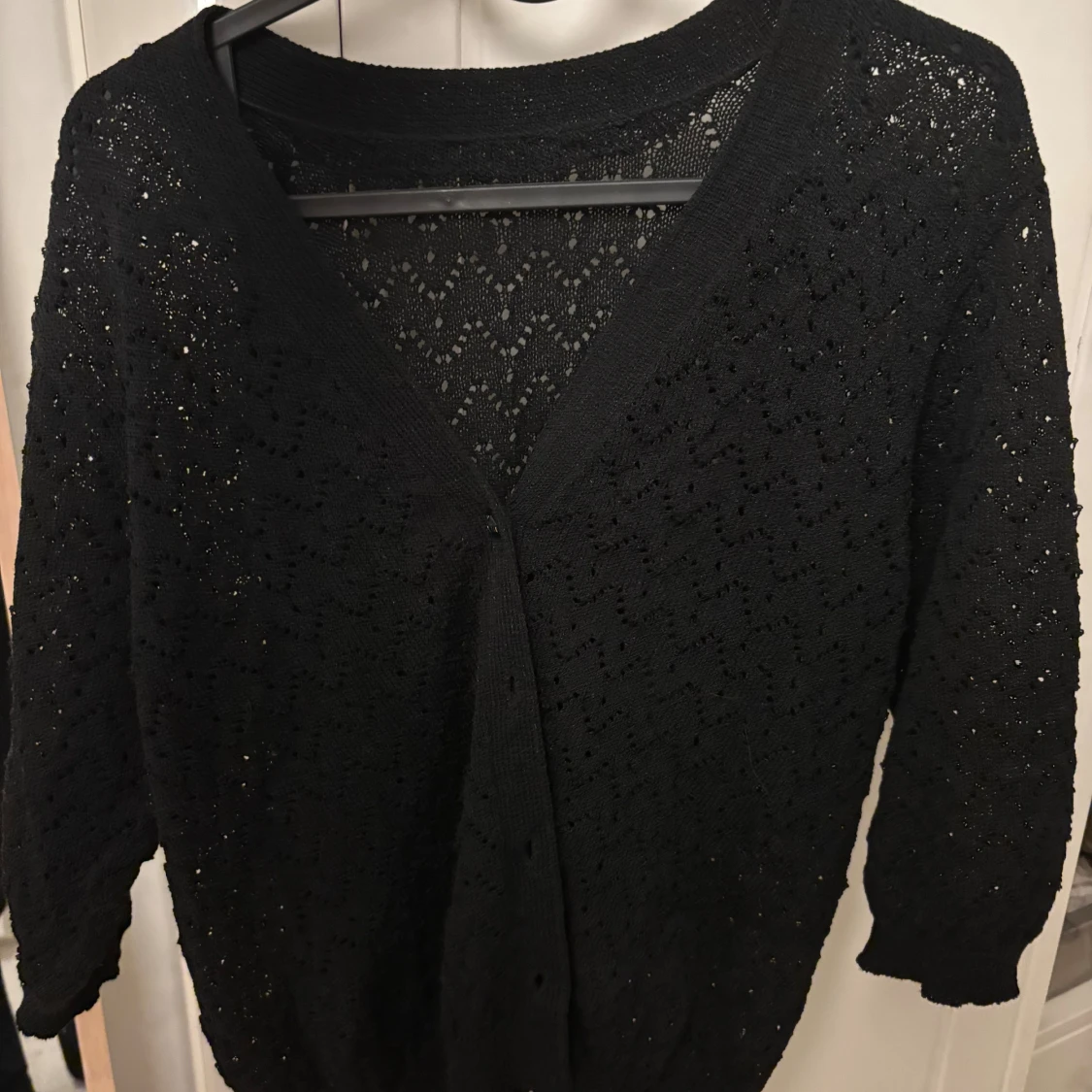 Svart stickad kofta med knappar - 2