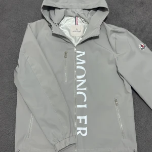 Moncler windbreaker  - Säljer nu min Ggråa  Moncler-jacka i nyskick, endast använd en gång. Jackan har Inga skador eller märken på användning – ser helt ny ut. Säljs för att är för stor för mig.                                         Pris kan diskuteras vid snabb affär.