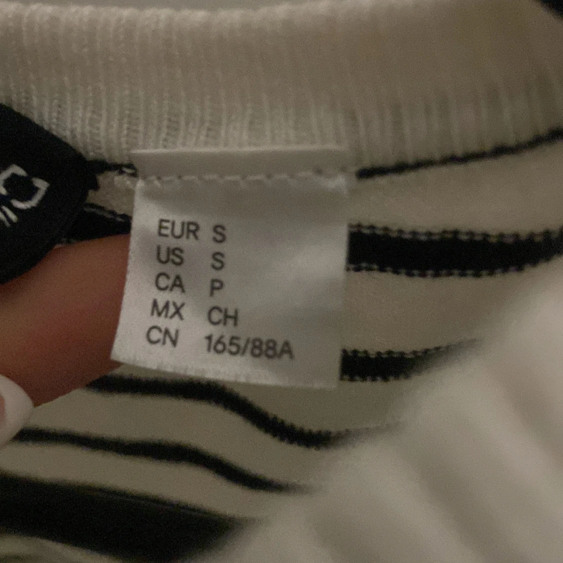 Randig vit och svart tröja S - 1