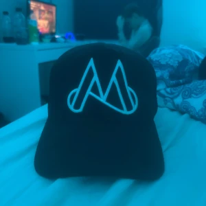 svart maggiore keps - säljer min nästan helt nya maggiore keps! den är inte använd länge och väldigt bra skick, pris kan diskuteras!