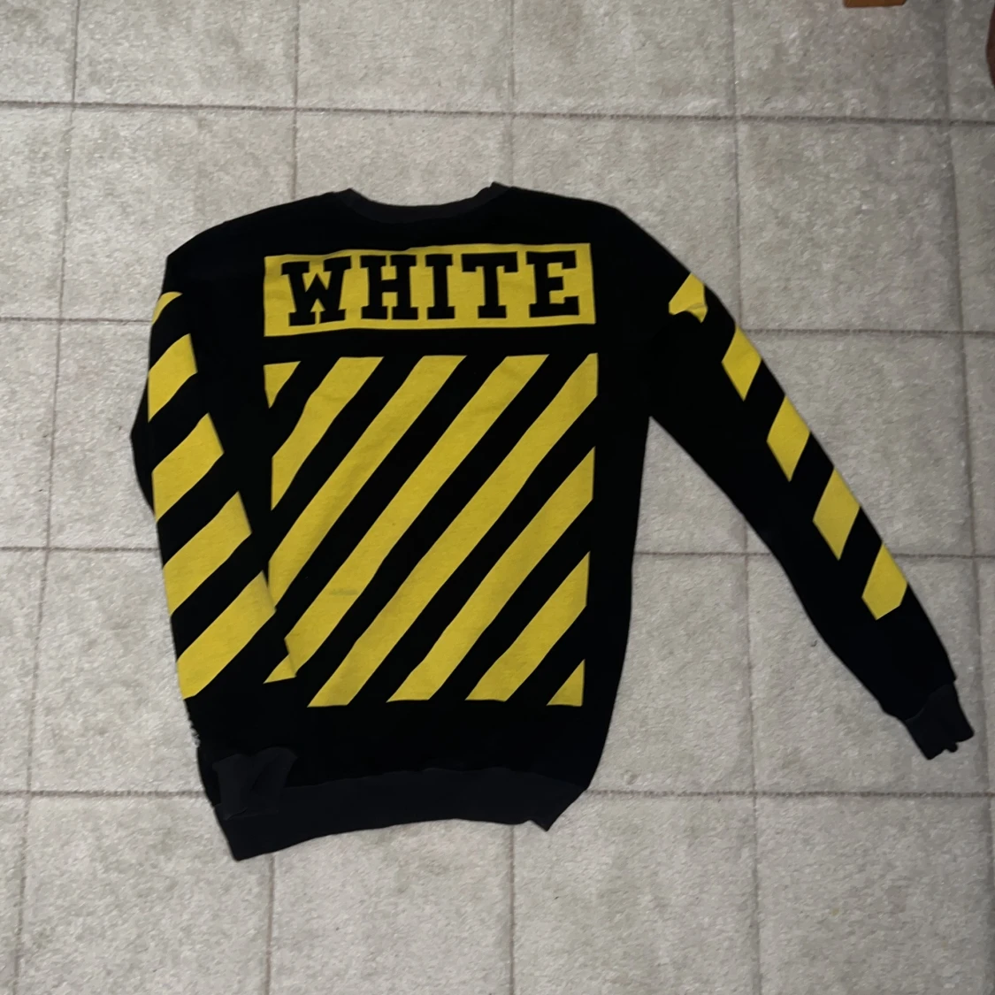 Svart Off-White tröja med gula ränder - 1