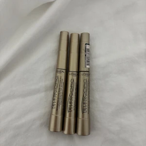 L'Oréal Telescopic Mascara guld - Tre stycken helt oöppnade L'Oréal Telescopic mascaror. Ger långa och separerade fransar med en smal och flexibel borste. Populär mascara från L'Oréal. GÅR ATT KÖPA STYCKPRIS!! En för 80 alla tre för 240 kr.
