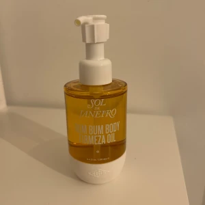 Sol de Janeiro Bum Bum Body Oil - Bum Bum Body Firmeza Oil från Sol de Janeiro i en snygg pumpflaska på 100 ml. Perfekt för dig som vill ha glow och mjuk hud med en tropisk doft. Använd ca 2 gånger. Nypris 699