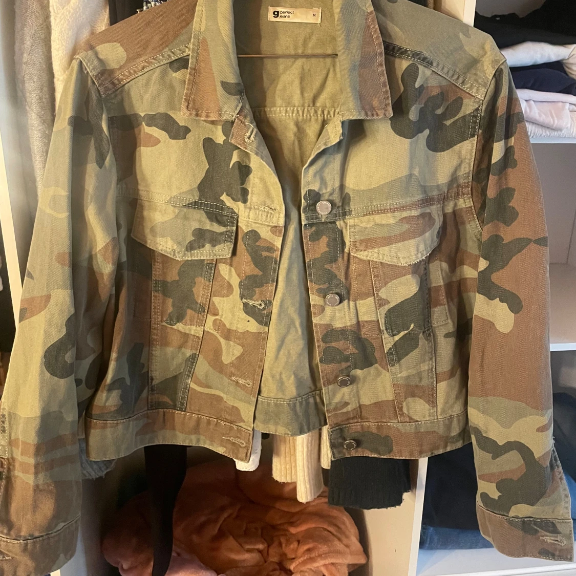 Camouflage jeansjacka från Gina tricot