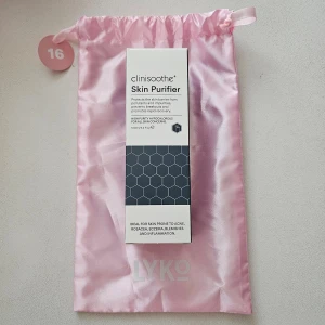 Clinisoothe+ Skin Purifier 10Oml - Clinisoothe+ Skin Purifier skyddar hudens barriär från föroreningar och orenheter, förhindrar utbrott och främjar snabb återhämtning. Hög renhet hypoklorös för alla hudproblem. 100ml. Idealisk för hud som är benägen för akne, rosacea, eksem, blemmor och inflammation.  Ord pris 279kr