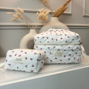 Sminkväska Present Gift Julklapp Sminkförvaring Förvaring Skönhet - 2 st nya oanvända sminkväskor. Väldigt fint och mjukt tyg. 😍  Mått: Stora: 25x16x16 cm Lilla: 19x6cm