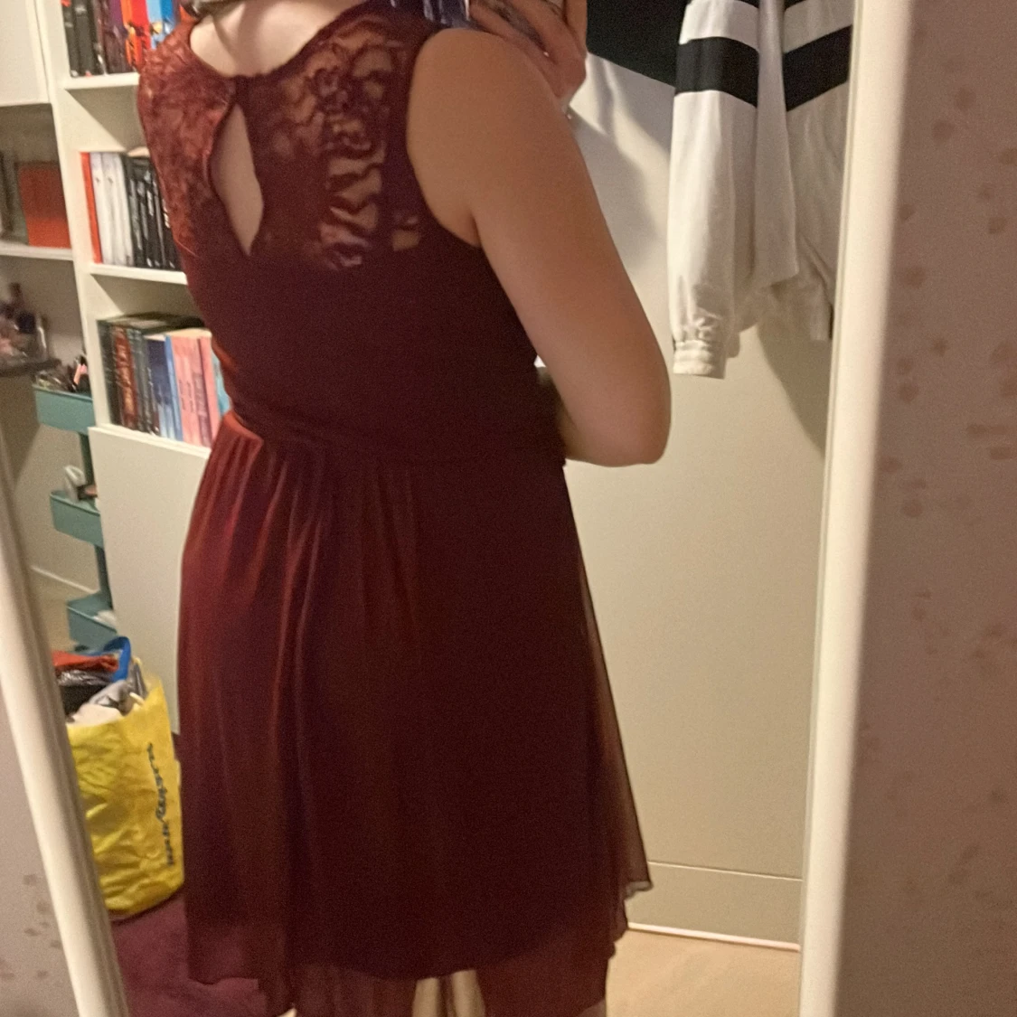 Vinröd ärmlös klänning med spets - 1