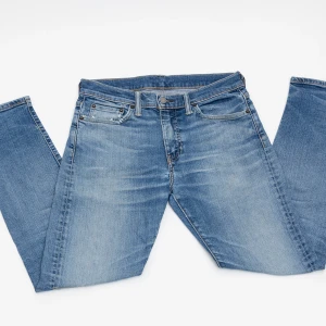 Levi's 510 ljusblå jeans  - Säljer ett par Levi's 510  jeans i ljusblå tvätt med klassiska fem fickor och snygga slitningar. Jeansen har låg midja och smal passform som sitter tajt längs benen. Materialet är mjukt jeans i bomull med lite stretch för extra komfort.