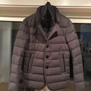 DUNO Jacka - Tjena, säljer nu denna otroligt snygga kavaj dunjacka från italienska märket DUNO. Jackan är i storlek 46 (S) och i nyskick. Kostar ca 8000kr nypris. Hör av er vid funderingar:)