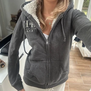 Abercrombie & fitch zip med foder - En zip från Abercrombie & fitch i storlek S. Jag fraktar inom 24h. Se liknande zip i min profil! 