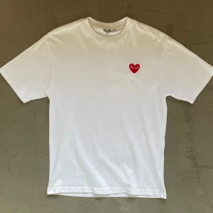 Comme des Garçons t-shirt - Längd: 68,5cm Axelbredd: 49cm