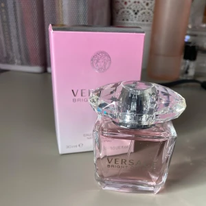Versace Bright Crystal 30ml - Helt ny endast testad. Inte min smak så jag säljer den🩷🩷🩷pris kan diskuteras vid snabb affär
