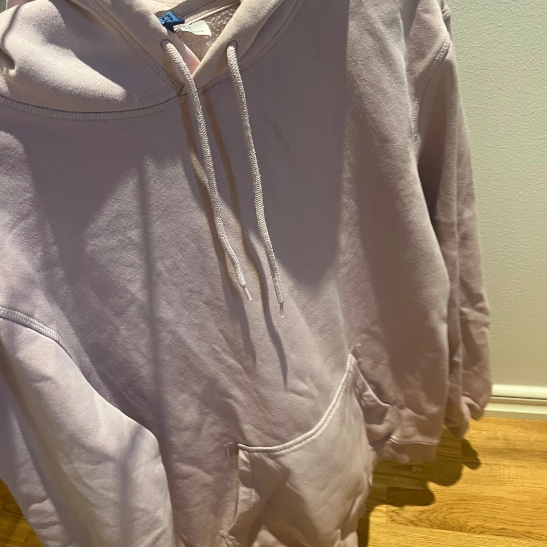 Ljusrosa hoodie med huva och ficka - 2