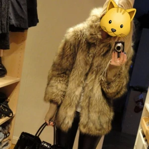 Beige pälsjacka med volym xs s h&m - Säljer en fluffig och oversized pälsjacka i beige och bruna toner. Jackan har lång ärm, stor krage och ger en riktigt lyxig känsla. Perfekt för dig som vill sticka ut och hålla dig varm under kalla dagar.