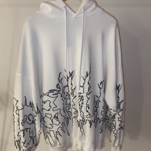 Billie Eilish hoodie  - Vit hoodie med svart tryck från Bershkas kollektion med Billie Eilish från 2019. Använd nån gång men i nytt skick! Skriv för fler bilder💕(Pris kan diskuteras)