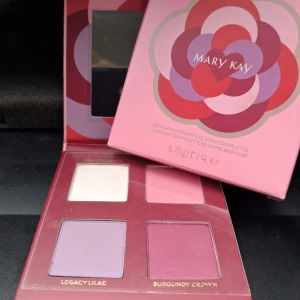 Mary Kay ögonskuggspalett 60 år - Säljer en limited edition ögonskuggspalett från Mary Kay med fyra nyanser: skimrande vit, ljusrosa, lila (Legacy Lilac) och burgundy (Burgundy Crown). Paletten har spegel och kommer i en snygg rosa förpackning med blommönster. Ny,oanvänd.