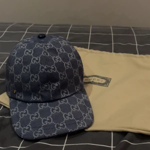 Gucci keps Dubai blå - En vacker marinblå Gucci keps med GG-monogram som kan användas för en fet style till outfiten som kommer ge mycket bakåtblickar o komplimanger 🤩