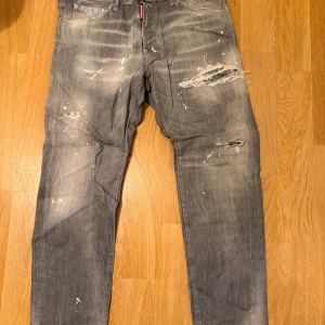 Dsquared2 Jeans - Använda en gång, storlek 56, nypris 6800kr på farfetch men säljer de för 2999, priset är en hugget i sten.