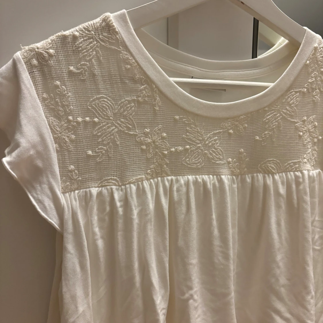 Vit blus med spets och volanger - 1