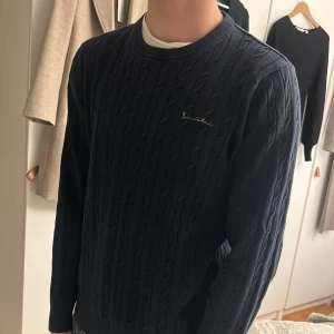 Mörkblå kabelstickad tröja Bondelid - Säljer en fet blå stickad bondelid tröja. Lite använt skick i storlek M. Perfekt nu till vintern. Leverar inom 24h! Kom med bud.