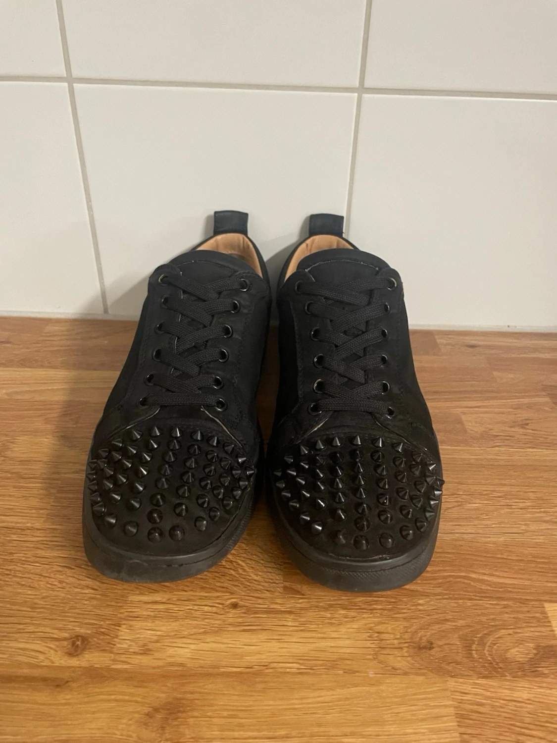 Svarta sneakers med nitar från Louboutin - 1