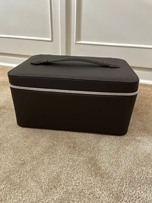 Caia necessär  - Helt ny, två små defekter men de var där när jag köpte den, finns på ovansidan, nypris 745kr, priset går attt diskuteras💞