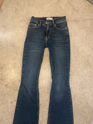 Low rise jeans - Low rise mörk blåa jeans som inte kommer till användning. (Är mer mid rise).