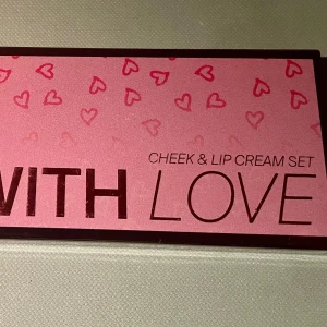 *NY*OFRA With Love Cheek & Lip Cream Set, Presenttips  - OFRA With Love Cheek & Lip Cream Set  Infatuating shades with a naturally luminous finish. 3 olika färger, se bilder. Nypris: 270 sek, Pris nu: 70 sek. Your heart will melt over this seriously dreamy set of our newest Cheek & Lip Creams. These infatuating shades, with a naturally luminous finish, easily blend and blur pores for a hint of color on cheeks and lips. Add to bare cheeks or over foundation without messing up your base.