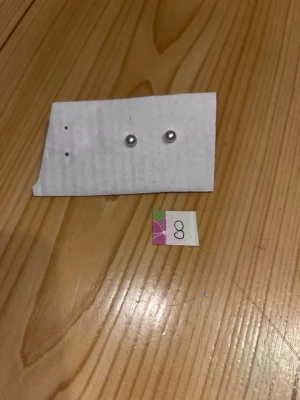 Korvakorut - Valkoiset pallo korvakorut. Puhdistettu ja desinfioitu käytön jälkeen. Eläintalous MMM, lisätietoja saa kysymällä Katsothan myös muut ilmoitukseni Tarjoa 