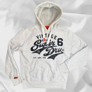 Superdry Hoodie - Ursnygg superdry hoodie i storlek M– enkel att matcha och skön att bära. Ett stilrent val.  📩 Frågor? Hör gärna av dig! 📲 Följ oss här på Plick för fler uppdateringar.