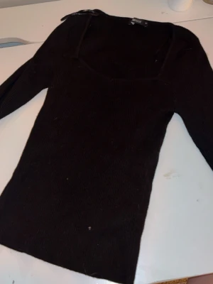 ribbad svart topp - fin urringning. liten i storlek 
