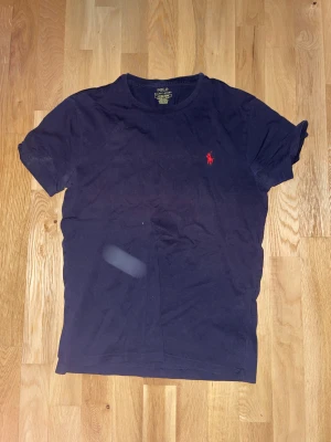 Mörkblå t-shirt från Polo Ralph Lauren - Hej jag säljer en polo tröja som är storlek S hör av dig vid frågor 