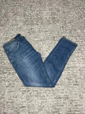 Dondup George  - Hej jag säljer ett par Dondup George. Jeansen i riktigt snygg blå färg perfekt för dig som vill ha ett par kvalitetsjeans med grym passform. Nypris ≈3500kr, mitt pris 699kr.  Skick: 9/10 Storlek: W32 Midja: 39cm Lår: 25cm Ytterlängd: 100cm Innerlängd: 80cm  Skriv gärna om du vill ha fler bilder eller har frågor!
