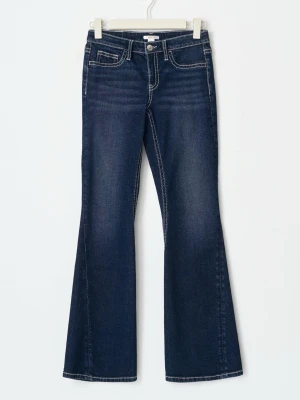 Bootcut jeans från Gina Tricot - Mörkblå bootcut jeans från Gina Tricot. Jeansen har låg midja och i väldigt bra skick. Storlek 164 lite korta för mig som är 166