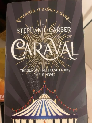 Caraval - Caraval är en magisk och spännande roman där du bjuds in till ett mystiskt spel fyllt av illusioner, faror och drömmar. Endast de som blivit inbjudna får delta, och priset är en önskan. Men inget är som det verkar och varje val kan förändra allt. Perfekt för dig som älskar äventyr och fantasy! 