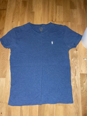 Blå t-shirt från Polo Ralph Lauren - Hej jag säljer en polo tröja som är storlek S hör av dig vid frågor.