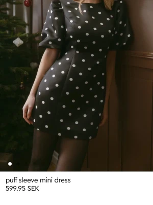 Prickig klänning - Eftertraktad och helt slutsåld klänning ifrån Gina tricot. Nypris är 599. Den är helt oanvänd, storlek 38 passar 36-38